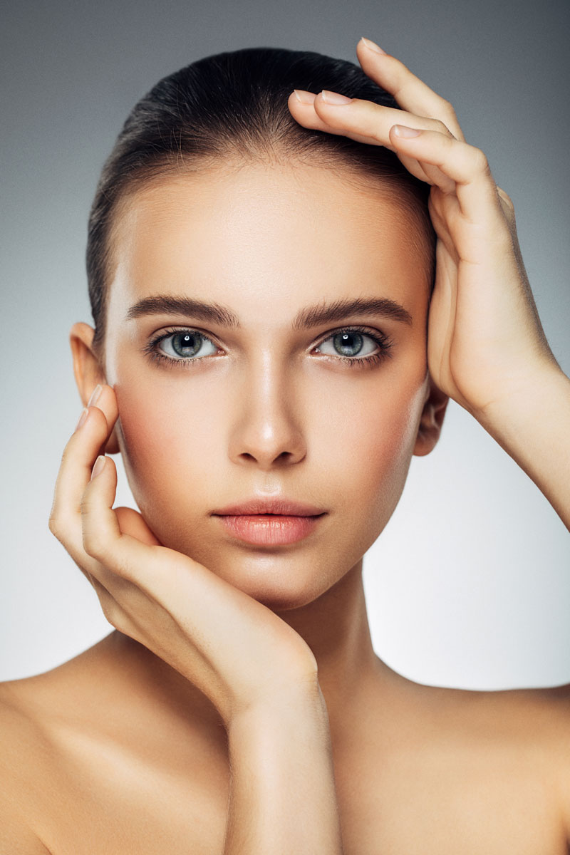 Stymuluje naturalne procesy regeneracyjne zachodzące w skórze, cebulkach włosów, brwi i rzęs.