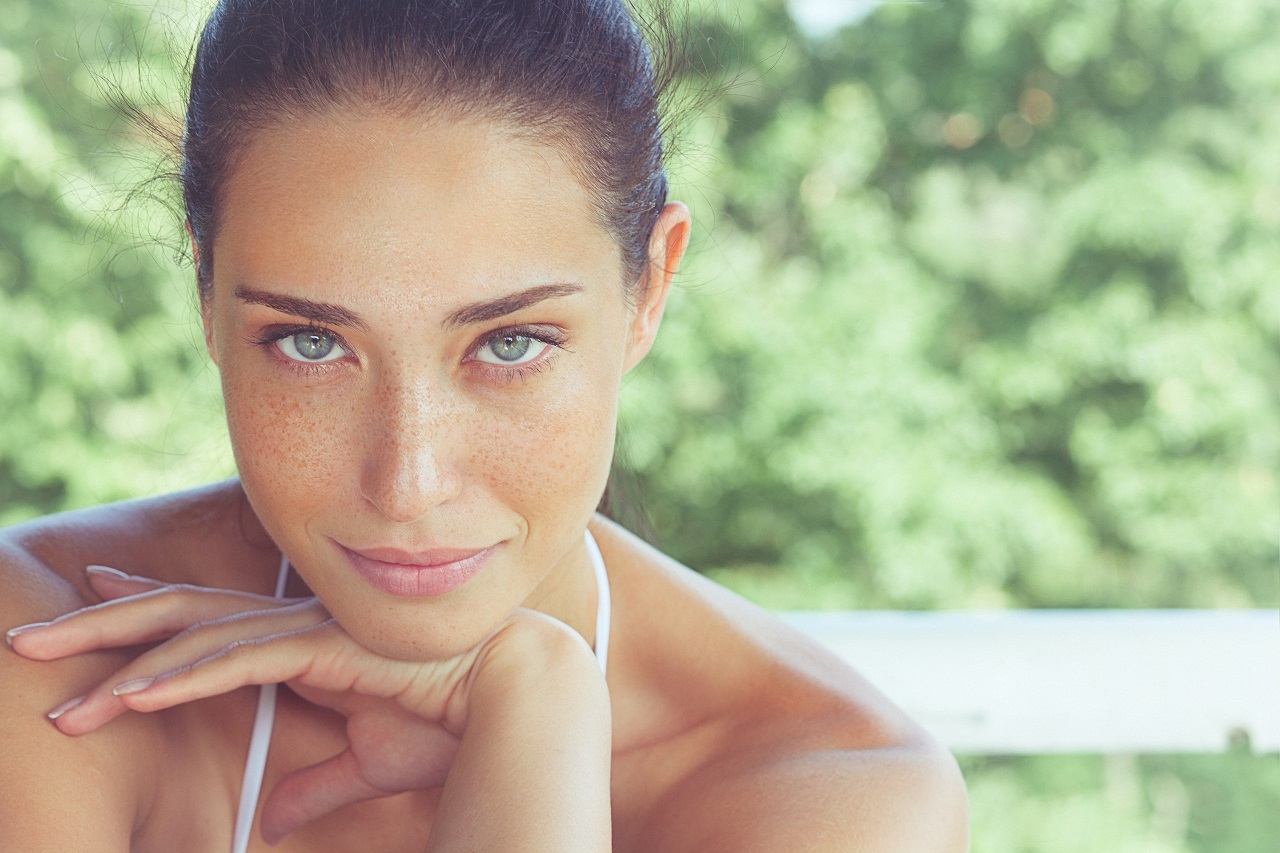 kobieta o pięknej opaleniźnie