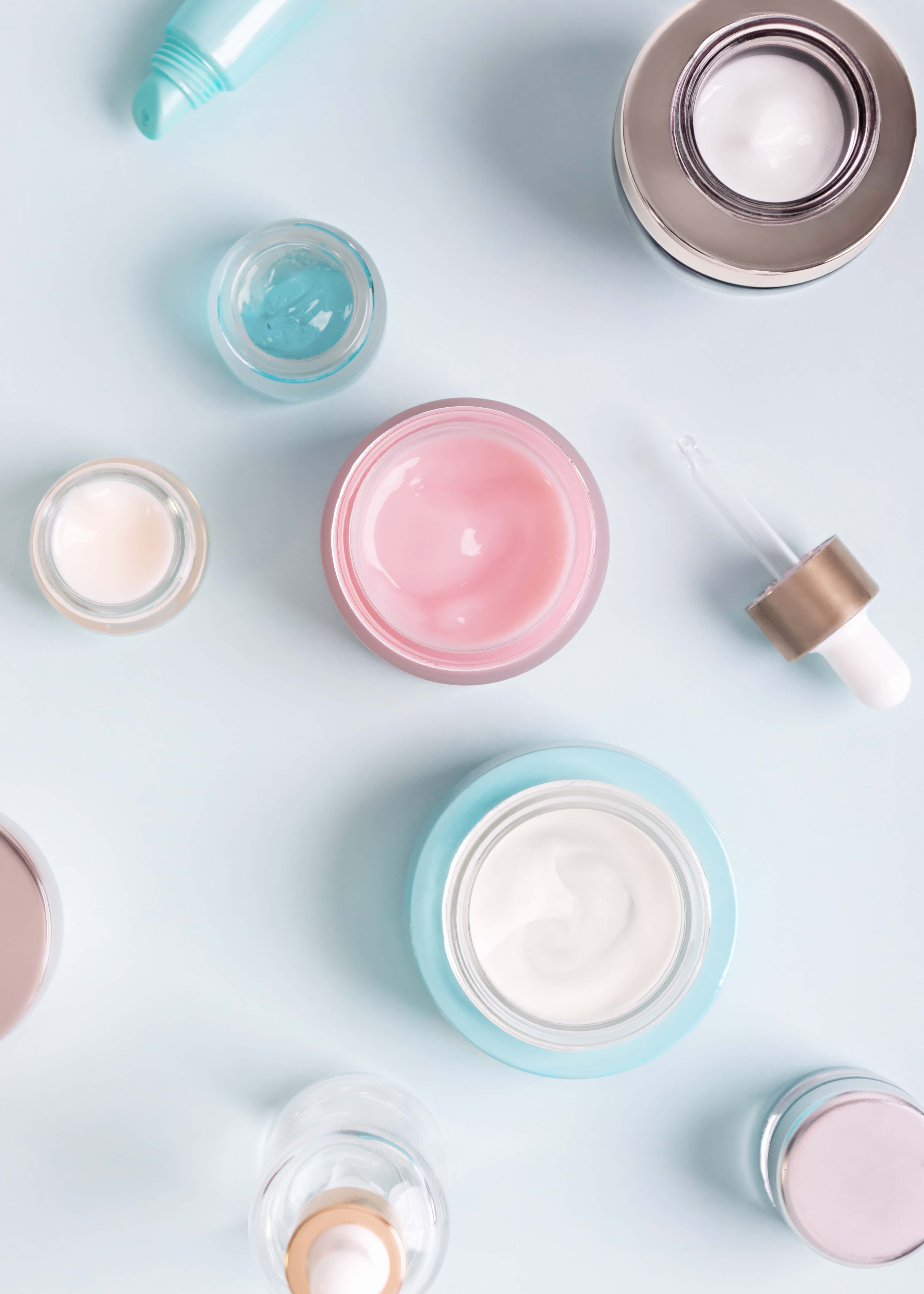 Krem do twarzy czy serum? Jakie różnice, jak stosować?