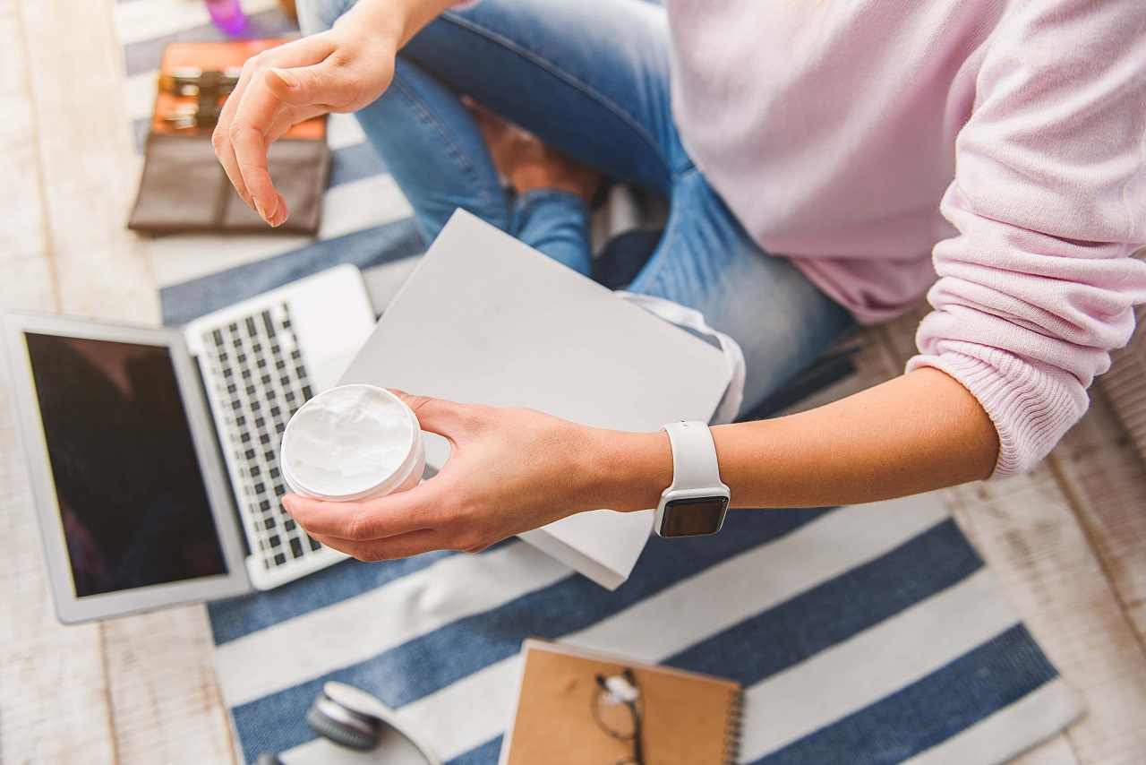kobieta trzyma krem